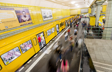 Frankfurter Tor Metro Station, Metro train and moving people - FOLF00908