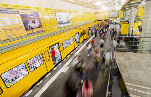 U-Bahnhof Frankfurter Tor, U-Bahn-Zug und fahrende Menschen - FOLF00908