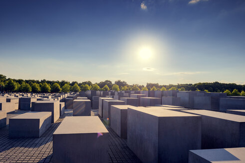 Sonne über dem Denkmal für die ermordeten Juden Europas - FOLF00916