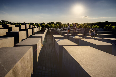 Sonne über dem Denkmal für die ermordeten Juden Europas - FOLF00917