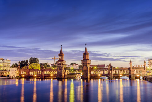 Beleuchtete Oberbaumbrücke und Spiegelungen im Fluss - FOLF00922