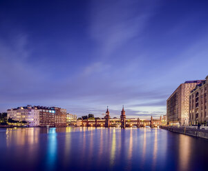 Beleuchtete Skyline am Wasser mit Oberbaumbrücke - FOLF00923