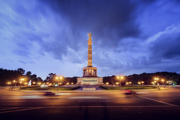 Tiergarten, beleuchtete Siegessäule, Aufnahme mit Langzeitbelichtung - FOLF00924