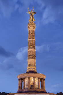 Tiergarten, Beleuchtete Siegessäule gegen bewölkten Himmel - FOLF00925