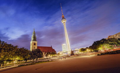 Fernsehturm Berlin beleuchtet in der Abenddämmerung - FOLF00931