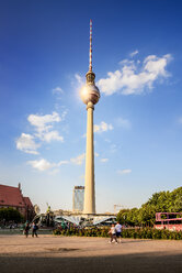 Fernsehturm Berlin reflektiert das Sonnenlicht - FOLF00934