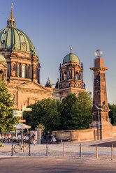 Berliner Dom gegen klaren Himmel - FOLF00936