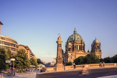 Berliner Dom gegen klaren Himmel - FOLF00937