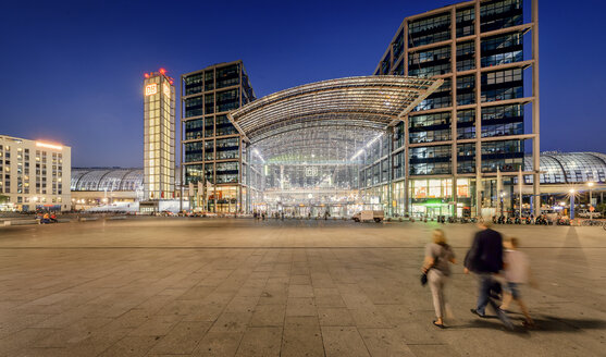 Berlin Hauptbahnhof bei Nacht beleuchtet - FOLF00948