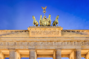 Beleuchtete Statue auf der Spitze des Brandenburger Tors - FOLF00949