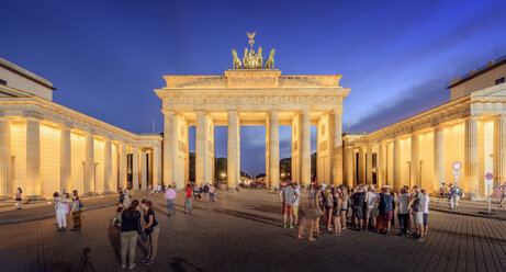 Beleuchtetes Brandenburger Tor und bevölkerter Platz bei Nacht - FOLF00950