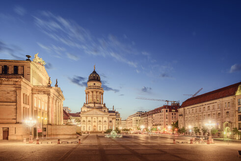 Beleuchteter Stadtplatz in der Abenddämmerung - FOLF00958