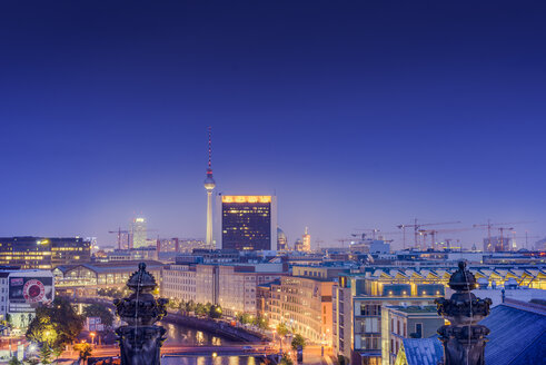 Beleuchtete Stadtlandschaft und Skyline - FOLF00964