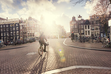Blick auf das Stadtleben an einem sonnigen Tag in Amsterdam - FOLF00971