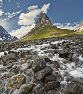 Bach am Fuße der Berge in Lappland - FOLF00983