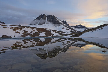 Blick auf einen See am Fuße eines Berges in Lappland - FOLF00995