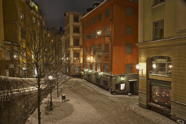 Beleuchtete Stadtstraße im Winter - FOLF00996