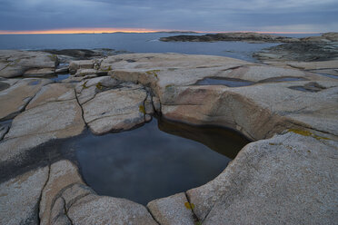 Erodierte Felsen an der Küste mit stehendem Wasser - FOLF00998