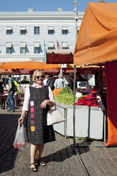 Lächelnde ältere Frau auf dem Straßenmarkt - FOLF01031