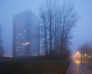Wohngebäude im Nebel - FOLF01036