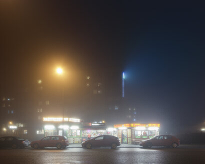 Nachts vor kleinen Geschäften geparkte Autos - FOLF01039