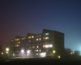 Beleuchtete Wohngebäude im Nebel - FOLF01042