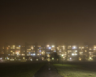 Beleuchtete Wohngebäude im Nebel - FOLF01043