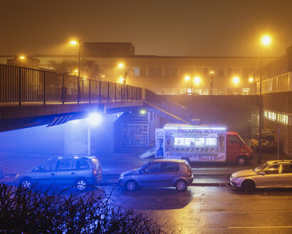 Autos geparkt von Lebensmittel-LKW unter Brücke im Nebel - FOLF01045