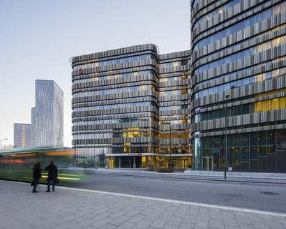 Fassade eines modernen Gebäudes in der Straße - FOLF01058