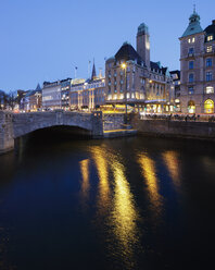 Bogenbrücke über den Fluss in der Abenddämmerung - FOLF01060