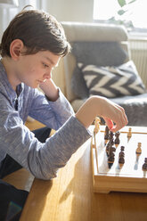 Junge spielt Schach im Wohnzimmer - FOLF01109