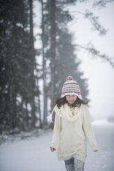 Mädchen im Winterwald - FOLF01119