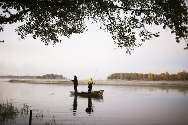 Junge Männer fischen im See bei Sonnenuntergang - FOLF01125