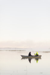 Junge Männer fischen im See bei Sonnenuntergang - FOLF01126