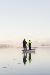 Junge Männer fischen im See bei Sonnenuntergang - FOLF01127