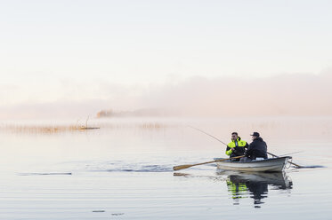 Junge Männer fischen im See bei Sonnenuntergang - FOLF01128