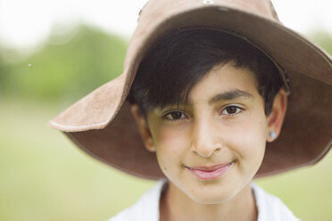 Porträt eines Jungen mit Hut - FOLF01141