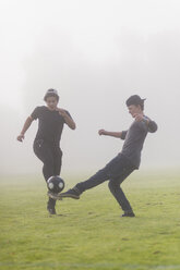 Teenager spielen Fußball - FOLF01164