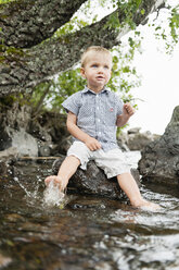 Baby boy dipping feet in water - FOLF01174