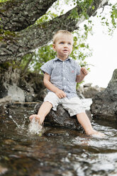 Kleiner Junge taucht Füße ins Wasser - FOLF01174