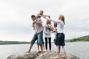 Familie mit vier Kindern auf einem Felsen stehend - FOLF01176