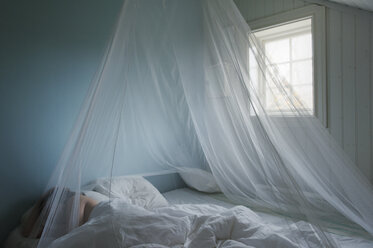 Woman lying in bed - FOLF01188
