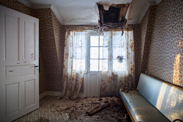 Zimmer mit beschädigter Decke - FOLF01191