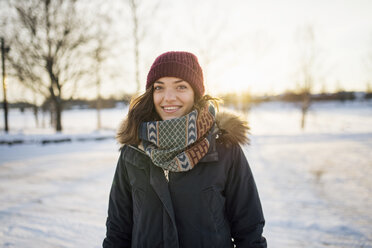 Porträt einer jungen Frau im Winter - FOLF01194