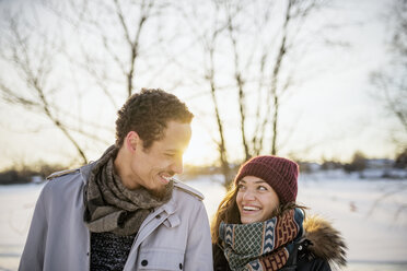 Portrait of young couple in winter - FOLF01196