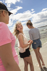 Teenager-Mädchen stehen am Strand - FOLF01204
