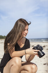 Teenager-Mädchen fotografiert am Strand - FOLF01218