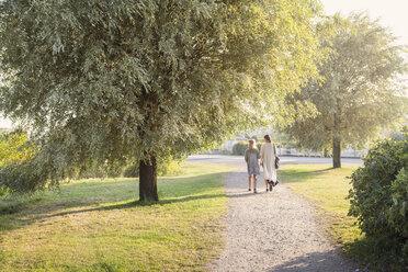 Mutter und Tochter gehen im Park spazieren - FOLF01224