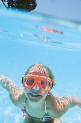 Teenager-Mädchen taucht im Schwimmbad - FOLF01227