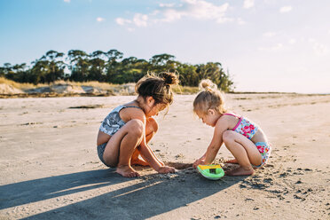 Schwestern spielen am Strand - CAVF28709